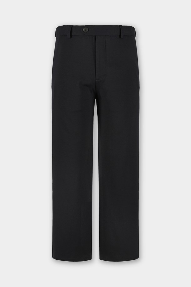 미니멀하고 시크한 스타일을 연출하는 남성용 컴포트 스트레치 S.L핏 셋업 슬랙스입니다. 부드러운 촉감의 폴리에스테르 소재로 제작되어 편안한 착용감을 선사하며, 봄, 가을 시즌에 적합합니다. 슬림핏 디자인과 무지 패턴, 블랙 컬러로 어떤 상의와도 매치하기 용이하며, 오피스룩, 비즈니스 캐주얼, 출근룩 등 TPO에 맞춰 활용할 수 있습니다. 얇은 두께감과 스트레치 기능으로 활동성을 높여줍니다. 밴딩이 없어 깔끔한 핏을 유지합니다.
