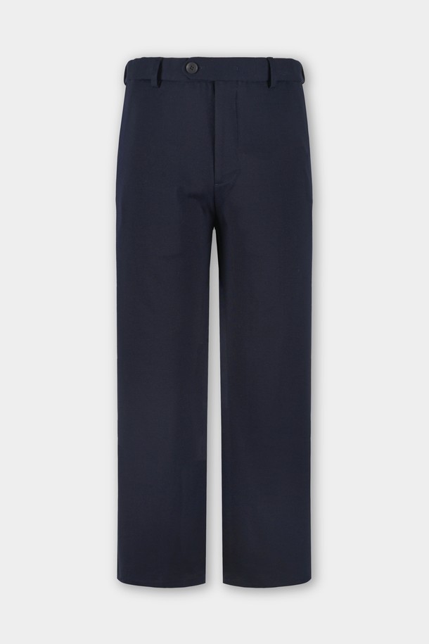 컴포트 스트레치 S.L핏 셋업 슬랙스는 남성용 슬랙스로, 미니멀하고 클래식한 스타일을 추구하는 분들께 적합합니다. 네이비 컬러의 무지 디자인으로, 오피스룩, 비즈니스 캐주얼, 출근룩 등 다양한 TPO에 활용 가능합니다. 폴리에스테르 소재로 제작되어 부드러운 촉감을 제공하며, 봄, 여름, 가을 세 계절에 걸쳐 착용하기 좋습니다. 슬림핏과 얇은 두께, 스트레치 기능으로 편안한 착용감을 선사합니다. 밴딩 처리가 없는 디자인으로 깔끔한 실루엣을 연출합니다.
