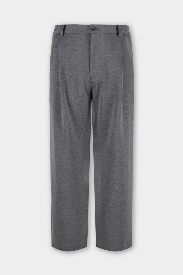 **컴포트 스트레치 C.L핏 셋업 슬랙스**는 남성용 슬랙스로, 일상, 오피스룩, 비즈니스 캐주얼, 출근룩에 적합합니다. 봄, 가을에 착용하기 좋으며, 클래식, 미니멀, 시크한 스타일을 연출할 수 있습니다. 레귤러핏으로 편안하게 착용 가능하며, 부드러운 촉감의 폴리에스테르 소재로 제작되었습니다. 무지(無地) 디자인에 밴딩이 없어 깔끔한 핏을 선사하며, 스트레치 기능으로 활동성을 높였습니다. 긴 기장의 슬랙스로 다양한 상의와 매치하여 스타일리시한 룩을 완성해보세요.