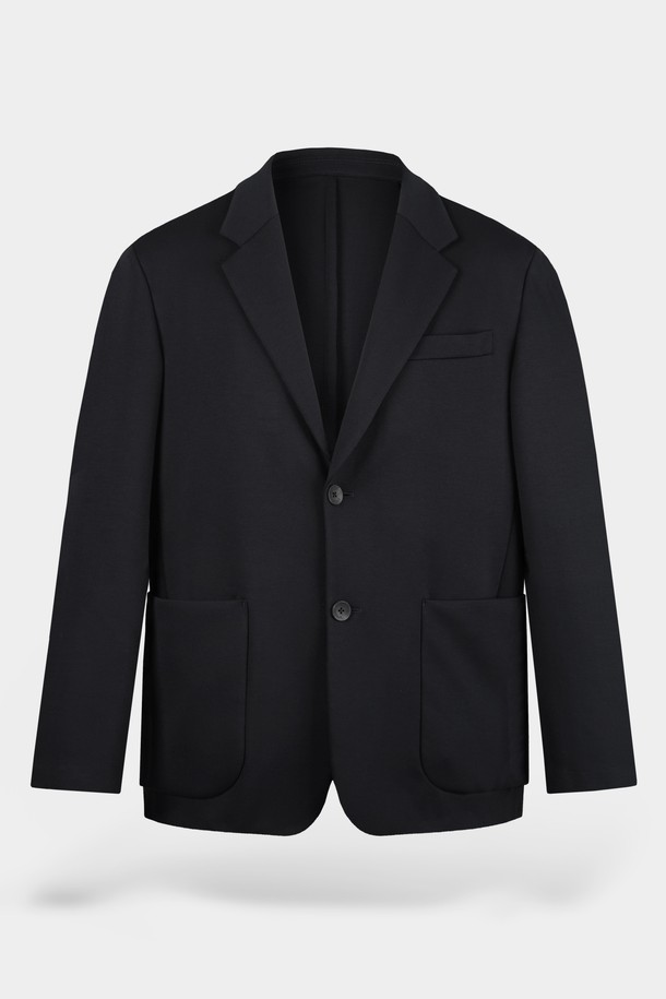 컴포트 스트레치 셋업 블레이저 재킷은 남녀 모두 착용 가능한 블랙 컬러의 블레이저입니다. 봄, 가을에 적합하며, 일상과 오피스룩 모두 소화 가능한 활용도가 높은 아이템입니다. 클래식하고 미니멀한 스타일을 추구하는 분들께 추천하며, 부드러운 촉감의 폴리에스테르와 스판덱스 혼방 소재로 제작되어 편안한 착용감을 선사합니다. 셋업으로 구성되어 있어 간편하게 스타일링할 수 있으며, 싱글 버튼, 레귤러 기장, 컴포트 핏으로 디자인되었습니다.
