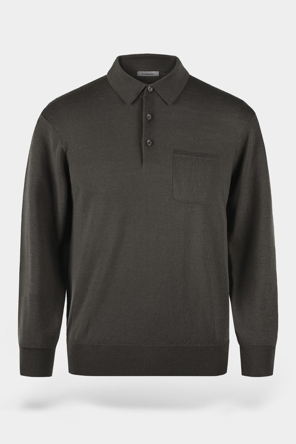 다크 그레이 컬러의 워셔블 코튼 포켓 카라 니트입니다. 부드러운 촉감의 면 소재로 제작되어 봄, 가을에 착용하기 좋으며, 레귤러 핏으로 편안하게 떨어지는 핏을 선사합니다. 베이직하고 캐주얼한 스타일로 출근룩이나 비즈니스 캐주얼에도 활용 가능하며, 미니멀하고 클래식한 스타일을 연출하기 좋습니다. 무지 디자인에 긴 소매 기장, 카라넥 디테일과 포켓으로 실용성을 더했습니다.
