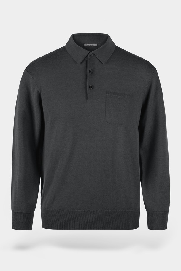 베이직하고 캐주얼한 스타일의 워셔블 코튼 포켓 카라 니트입니다. 봄, 가을에 적합하며, 부드러운 촉감의 면 소재로 제작되어 편안한 착용감을 선사합니다. 레귤러핏과 긴소매 디자인으로, 일상복뿐만 아니라 출근룩이나 비즈니스 캐주얼에도 활용하기 좋습니다. 깔끔한 무지 디자인에 포켓 디테일이 더해져 실용성을 높였으며, 워셔블 기능으로 관리가 용이합니다. 블랙 컬러로 어떤 스타일에도 쉽게 매치할 수 있는 미니멀하고 클래식한 아이템입니다.
