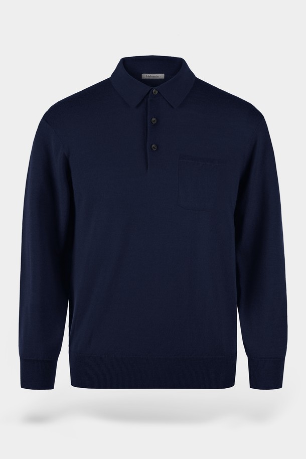 **워셔블 코튼 포켓 카라 니트**는 부드러운 촉감의 면 소재로 제작되어 봄, 가을에 착용하기 좋은 긴소매 니트입니다. 네이비 컬러의 무지 디자인에 레귤러핏으로 제작되어 베이직하면서도 캐주얼한 스타일을 연출합니다. 카라넥 디자인과 포켓 디테일이 포인트로, 출근룩이나 비즈니스 캐주얼에도 활용 가능합니다. 워셔블 기능으로 편안하게 관리할 수 있으며, 캐주얼, 미니멀, 클래식 스타일을 즐겨 입는 분들께 추천합니다.
