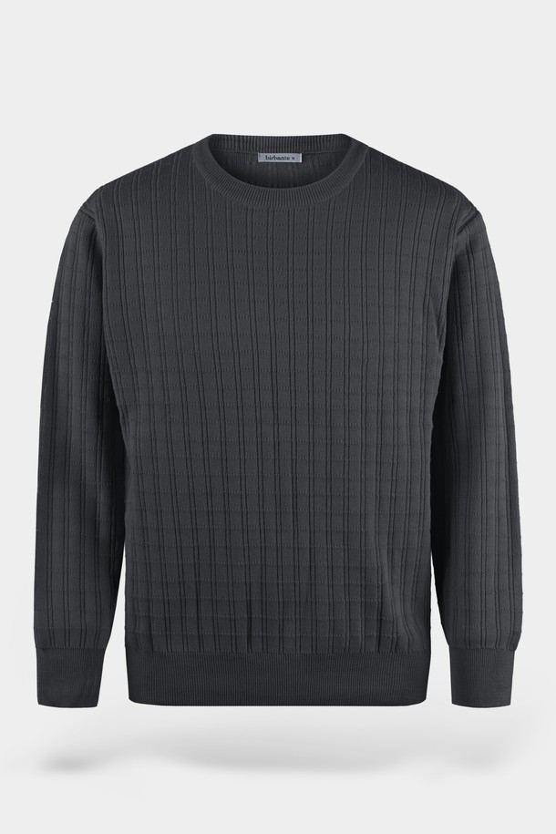 워셔블 코튼 스퀘어 라운드 니트는 부드러운 촉감의 면 소재로 제작되어 편안한 착용감을 선사합니다. 차콜 그레이 컬러의 베이직하고 미니멀한 디자인은 다양한 스타일과 쉽게 매치할 수 있으며, 크롭 기장과 레귤러 핏으로 세련된 실루엣을 연출합니다. 긴 소매와 라운드넥 디자인은 간절기부터 초봄까지 활용하기 좋으며, 골지 패턴이 은은한 포인트를 더합니다. 워셔블 기능으로 관리가 용이하여, 출근룩은 물론 일상에서도 부담 없이 즐겨 입을 수 있습니다.
