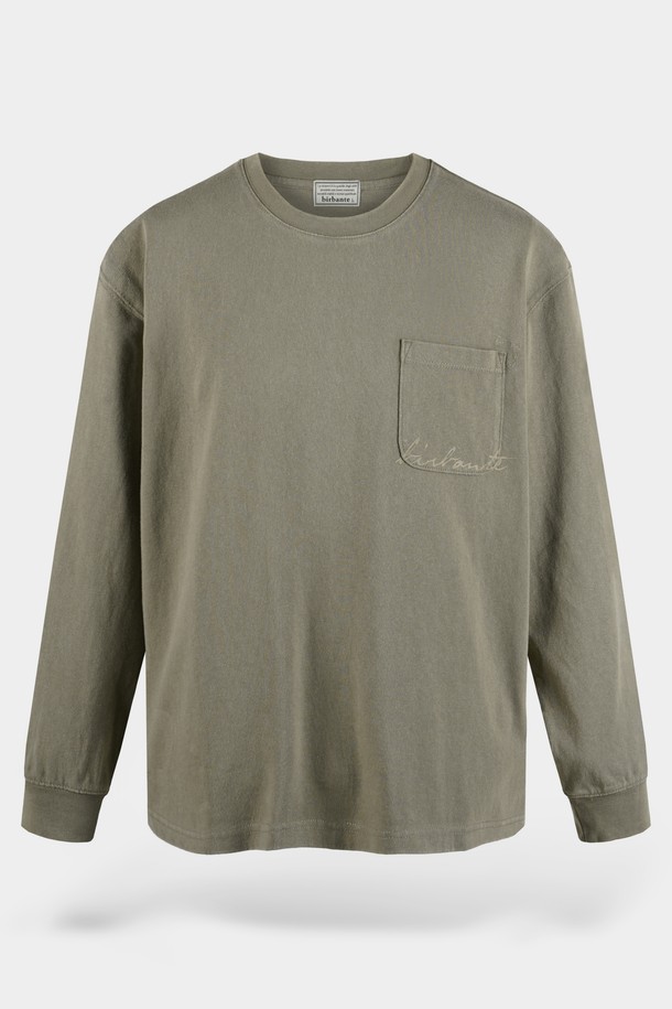 부드러운 면 소재로 제작되어 편안한 착용감을 선사하는 워시드 포켓 롱슬리브 티셔츠입니다. 카키와 올리브 두 가지 색상으로 출시되어, 일상생활에서 캐주얼하고 미니멀한 스타일을 연출하기 좋습니다. 봄, 가을 간절기에 활용하기 좋으며, 레귤러핏으로 제작되어 편안한 활동성을 제공합니다. 가슴 포켓 디테일과 워싱 가공으로 빈티지한 무드를 더했으며, 산책이나 캠핑 등 다양한 TPO에 활용할 수 있습니다.
