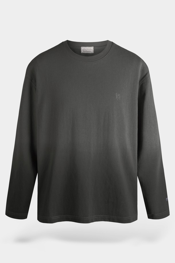 그라데이션 롱슬리브 티셔츠는 부드러운 면 소재로 제작되어 편안한 착용감을 선사합니다. 봄, 가을 시즌에 적합하며, 레귤러핏 디자인과 라운드넥으로 제작되어 베이직하면서도 미니멀, 캐주얼, 클래식 스타일을 연출하기 좋습니다. 은은한 그라데이션 컬러가 돋보이며, 긴 소매와 얇은 두께감으로 간절기 레이어드룩에 활용하기 좋습니다. 일상복으로 활용하기 좋은 디자인입니다.
