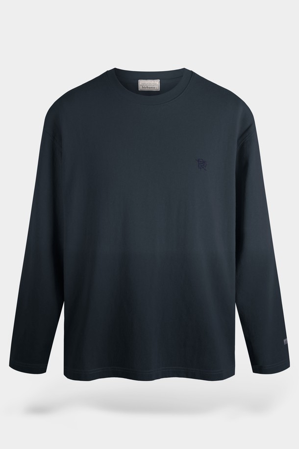 부드러운 면 소재로 제작되어 편안한 착용감을 선사하는 그라데이션 롱슬리브 티셔츠입니다. 베이직한 디자인에 블랙 컬러가 시크한 매력을 더하며, 루즈핏 크롭 기장으로 트렌디한 스타일을 연출합니다. 얇은 두께감과 긴 소매 기장으로 봄, 가을 시즌에 활용하기 좋으며, 산책룩이나 집콕룩 등 다양한 TPO에 매치할 수 있습니다. 라운드넥 디자인으로 어떤 스타일에도 잘 어울리며, 캐주얼하고 미니멀한 무드를 선호하는 분들께 추천합니다. 무지 패턴으로 심플함을 강조하여 데일리 아이템으로 활용하기 좋습니다.
