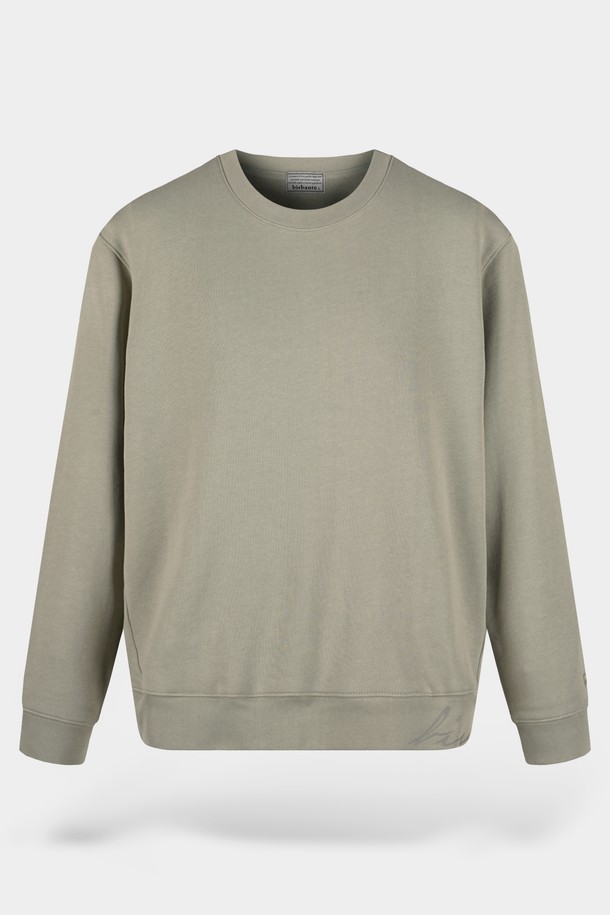 베이직하고 캐주얼한 스타일의 시그니처 크루넥 맨투맨입니다. 부드러운 면 소재로 제작되어 편안한 촉감을 선사하며, 레귤러핏으로 제작되어 편안한 착용감을 제공합니다. 라운드넥 디자인과 긴 소매 기장으로 어떤 스타일에도 잘 어울리며, 일상에서 데일리웨어로 활용하기 좋습니다. 베이지와 카키 두 가지 색상으로 출시되어 취향에 맞게 선택할 수 있습니다. 봄, 가을 시즌에 활용하기 좋은 두께감의 무지 맨투맨입니다.
