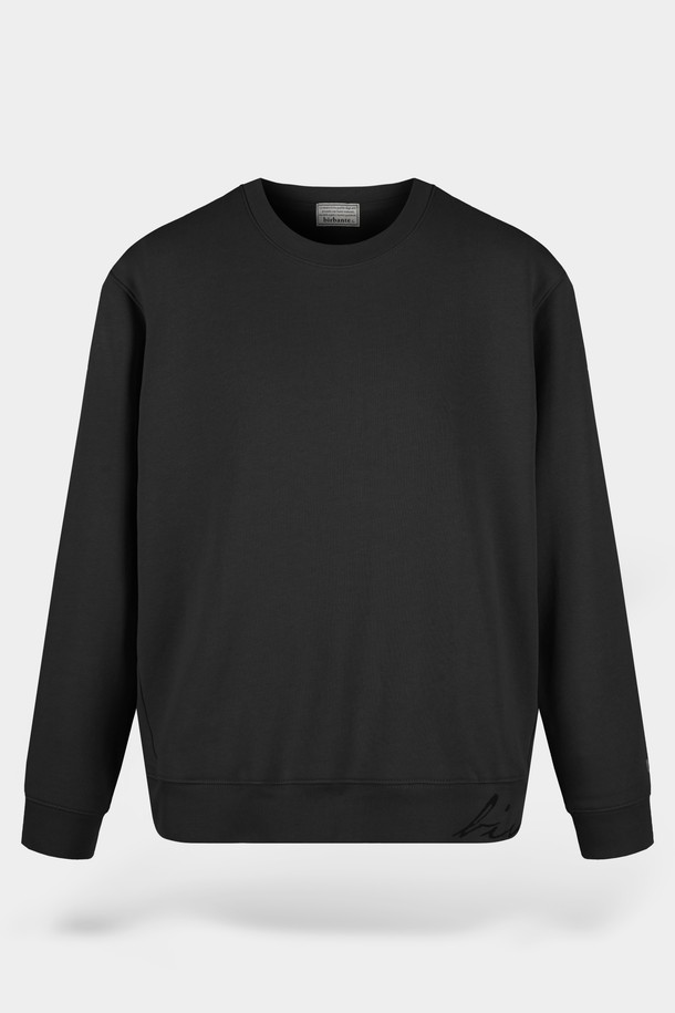 시그니처 크루넥 맨투맨은 남녀 공용으로 착용 가능한 베이직하고 캐주얼한 스타일의 상의입니다. 부드러운 촉감의 면 소재로 제작되어 봄, 가을, 겨울 세 계절 모두 활용 가능하며, 두꺼운 두께감으로 포근함을 더했습니다. 레귤러핏에 라운드넥 디자인, 무지 패턴의 블랙 컬러로 어떤 옷에도 쉽게 매치할 수 있습니다. 긴 소매 기장의 레귤러 기장 맨투맨으로, 미니멀하고 클래식한 스타일을 연출하기 좋습니다.
