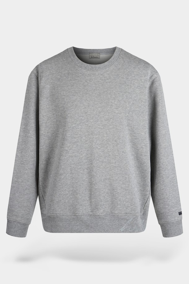 시그니처 크루넥 맨투맨은 공용으로 착용 가능한 상의입니다. 베이직하고 미니멀한 스타일로, 일상복으로 활용하기 좋습니다. 부드러운 면 소재로 제작되어 편안한 착용감을 선사하며, 두꺼운 두께감으로 봄, 가을, 겨울 세 계절 모두 따뜻하게 입을 수 있습니다. 레귤러핏에 라운드넥 디자인, 긴 소매 기장으로 클래식하고 캐주얼한 느낌을 줍니다. 무지 디자인의 그레이 컬러로 어떤 스타일에도 쉽게 매치할 수 있는 아이템입니다.
