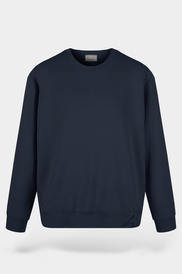 네이비 컬러의 시그니처 크루넥 맨투맨입니다. 부드러운 면 소재로 제작되어 편안한 착용감을 선사하며, 두꺼운 두께감으로 봄, 가을, 겨울 모두 활용 가능합니다. 레귤러핏에 라운드넥 디자인으로, 베이직하고 캐주얼한 스타일을 연출하기 좋습니다. 출근룩이나 캠핑룩 등 다양한 TPO에 활용할 수 있으며, 미니멀, 캐주얼, 클래식 스타일을 즐겨 입는 분들께 추천합니다. 긴 소매 기장의 무지 디자인으로, 어떤 하의와도 쉽게 매치할 수 있습니다.
