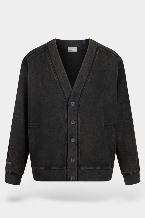 가먼트워싱 브이넥 스웨트 가디건은 캐주얼, 미니멀 스타일을 즐기는 분들을 위한 데일리 아이템입니다. 부드러운 면 소재로 제작되어 편안한 착용감을 선사하며, 봄, 가을 간절기에 활용하기 좋습니다. 레귤러핏 디자인과 무지 패턴으로 어떤 옷에도 쉽게 매치할 수 있으며, 출근룩, 데이트룩 등 다양한 TPO에 적합합니다. 가먼트워싱 기법으로 자연스러운 멋을 더한 긴소매 가디건입니다.
