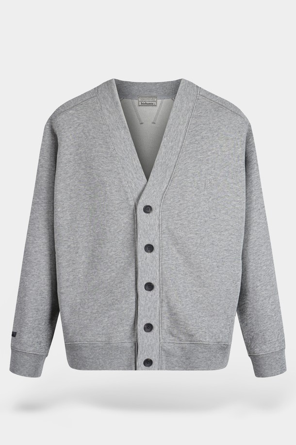 부드러운 면 소재로 제작되어 편안한 착용감을 선사하는 브이넥 스웨트 가디건입니다. 베이직하고 캐주얼한 스타일로, 일상생활은 물론 출근룩과 모임룩에도 활용하기 좋습니다. 크롭 기장과 레귤러핏으로 트렌디한 실루엣을 연출하며, 두꺼운 두께감으로 간절기에 따뜻하게 입을 수 있습니다. 무지 디자인에 긴 소매, 포켓 디테일, 버튼 여밈 방식으로 실용성을 더했습니다. 그레이 컬러로 다양한 스타일과 쉽게 매치할 수 있는 활용도 높은 아이템입니다.
