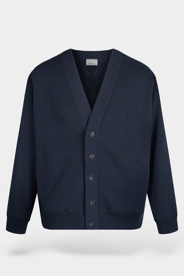 부드러운 면 소재로 제작되어 편안한 착용감을 선사하는 네이비 컬러의 브이넥 스웨트 가디건입니다. 베이직하고 캐주얼한 스타일로, 봄, 가을 간절기에 활용하기 좋습니다. 레귤러 핏에 긴 소매 기장으로, 출근룩이나 데이트룩 어디든 잘 어울립니다. 버튼 여밈 방식과 포켓 디테일이 실용성을 더하며, 미니멀, 클래식 스타일을 선호하는 분들께 추천합니다. 
