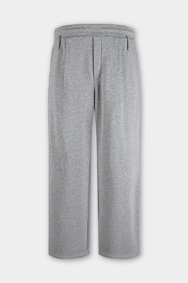 C.L핏 원턱 스웨트 팬츠는 캐주얼과 스포티한 스타일을 모두 아우르는 공용 스웨트 팬츠입니다. 부드러운 면 소재로 제작되어 봄, 가을 시즌에 편안하게 착용하기 좋습니다. 허리 밴딩과 원턱 디테일이 편안한 착용감을 선사하며, 레귤러핏으로 제작되어 다리가 더욱 슬림해 보이는 효과를 줍니다. 일상생활은 물론 산책이나 집콕 시 편안한 활동성을 보장하며, 미니멀한 디자인으로 다양한 상의와 매치하기 용이합니다. 그레이 컬러의 무지 디자인으로 어떤 스타일에도 쉽게 코디할 수 있습니다.
