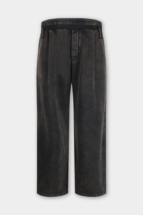 가먼트 워싱 처리로 자연스러운 멋을 더한 C.L핏 원턱 스웨트 팬츠입니다. 부드러운 면 소재로 제작되어 편안한 착용감을 선사하며, 레귤러핏으로 제작되어 캐주얼하고 미니멀한 스타일을 연출합니다. 넉넉한 두께감으로 간절기부터 초겨울까지 활용 가능하며, 밴딩 허리 디자인으로 활동성을 높였습니다. 무지 디자인과 블랙 컬러로 어떤 상의와도 쉽게 매치하여 데일리룩을 완성할 수 있습니다. 남성 고객분들께 추천하는 활용도 높은 스웨트 팬츠입니다.
