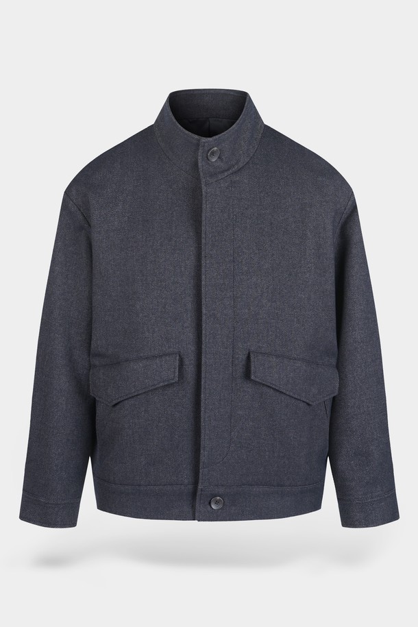 네이비 컬러의 데님 이펙트 스탠드 카라 블루종 재킷입니다. 남성용으로, 봄, 가을에 착용하기 적합합니다. 미니멀하고 베이직한 스타일을 추구하는 분들께 추천하며, 출근룩이나 데이트룩에 활용하기 좋습니다. 레귤러핏으로 제작되었으며, 뻣뻣한 촉감의 두꺼운 데님 소재를 사용하여 견고한 느낌을 줍니다. 집업 여밈 방식에 플랩 포켓 디테일이 있으며, 크롭 기장과 긴 소매가 특징입니다.
