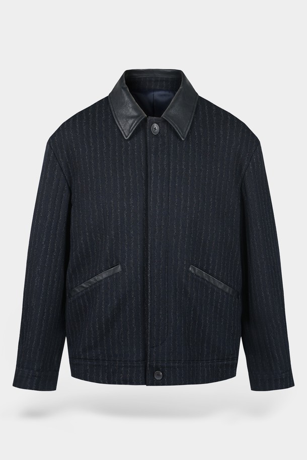 네이비 컬러의 울 블렌드 레더 카라 블루종 재킷입니다. 가을, 겨울 시즌에 어울리는 두꺼운 두께감으로, 클래식과 캐주얼 스타일을 모두 소화할 수 있습니다. 레귤러핏으로 제작되었으며, 집업 방식으로 편안하게 착용할 수 있습니다. 데이트룩, 출근룩 등 다양한 TPO에 활용 가능하며, 스트라이프 패턴이 은은한 포인트를 더합니다. 클래식, 캐주얼, 미니멀 스타일을 즐겨 입는 남성분들께 추천합니다.
