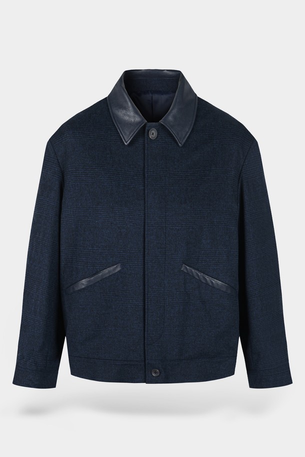 울 블렌드 레더 카라 블루종 재킷은 가을과 겨울 시즌에 어울리는 남성용 아우터입니다. 네이비 컬러의 무지 디자인으로, 클래식하고 베이직한 스타일을 연출합니다. 울 소재와 가죽 소재의 조화로 고급스러운 느낌을 주며, 두꺼운 두께감으로 따뜻하게 착용할 수 있습니다. 레귤러핏 디자인에 크롭 기장으로 세련된 실루엣을 강조하며, 버튼 여밈 방식과 긴 소매 기장으로 편안함을 더했습니다. 출근룩, 비즈니스 캐주얼, 모임룩 등 다양한 TPO에 활용 가능하며, 클래식, 미니멀, 시크한 스타일을 즐기는 분들께 추천합니다.
