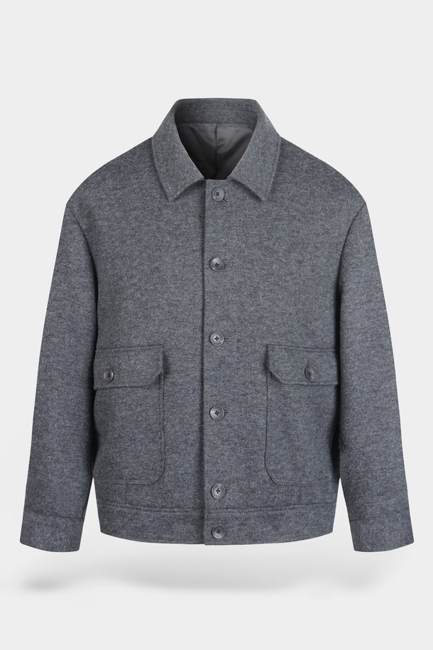 울 블렌드 블루종 재킷은 가을, 겨울철에 착용하기 좋은 남녀 공용 아우터입니다. 두꺼운 울 소재로 제작되어 보온성이 뛰어나며, 캐주얼하고 베이직한 스타일을 연출하기 좋습니다. 무지 패턴의 그레이 컬러는 어떤 옷에도 잘 어울리며, 레귤러핏 디자인으로 편안한 착용감을 제공합니다. 버튼 여밈 방식과 긴소매, 포켓 디테일이 돋보이는 크롭 기장의 블루종으로, 캐주얼, 클래식, 미니멀 스타일을 모두 소화할 수 있습니다.
