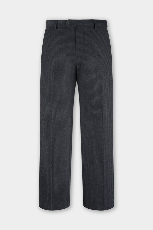 부드러운 촉감의 웜 스판 소재로 제작되어 편안한 착용감을 선사하는 남성용 슬랙스입니다. 베이직하고 미니멀한 디자인으로 다양한 스타일 연출에 활용하기 좋습니다. 히든 밴딩 디테일로 허리 부분의 편안함을 더했으며, 슬림핏으로 깔끔한 실루엣을 연출합니다. 차콜그레이 컬러와 얇은 두께감으로 봄, 가을철에 활용하기 좋으며, 출근룩이나 비즈니스 캐주얼 스타일, 미니멀, 클래식, 캐주얼 스타일 모두 소화 가능합니다. 긴 기장으로 어떤 신발에도 잘 어울립니다.
