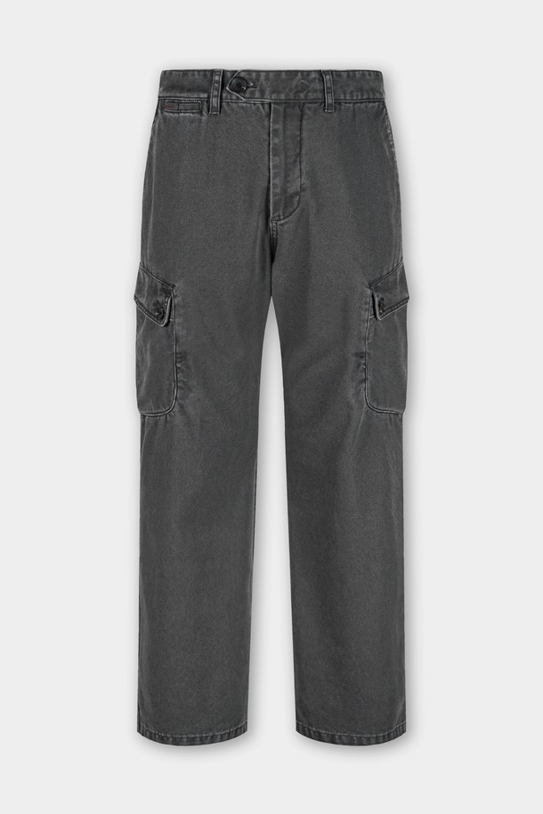 가먼트워싱 C.L핏 카고 치노 팬츠는 남성용 바지로, 캐주얼과 밀리터리 스타일을 동시에 즐길 수 있습니다. 봄, 가을에 적합하며, 일상 및 출근룩, 캠핑룩 등 다양한 TPO에 활용 가능합니다. 레귤러핏으로 편안한 착용감을 제공하며, 무지 패턴의 그레이 컬러로 어떤 상의와도 잘 어울립니다. 면 소재에 가먼트워싱 기법을 더해 부드러운 촉감과 자연스러운 멋을 살렸으며, 카고 포켓 디테일이 실용성을 더합니다.
