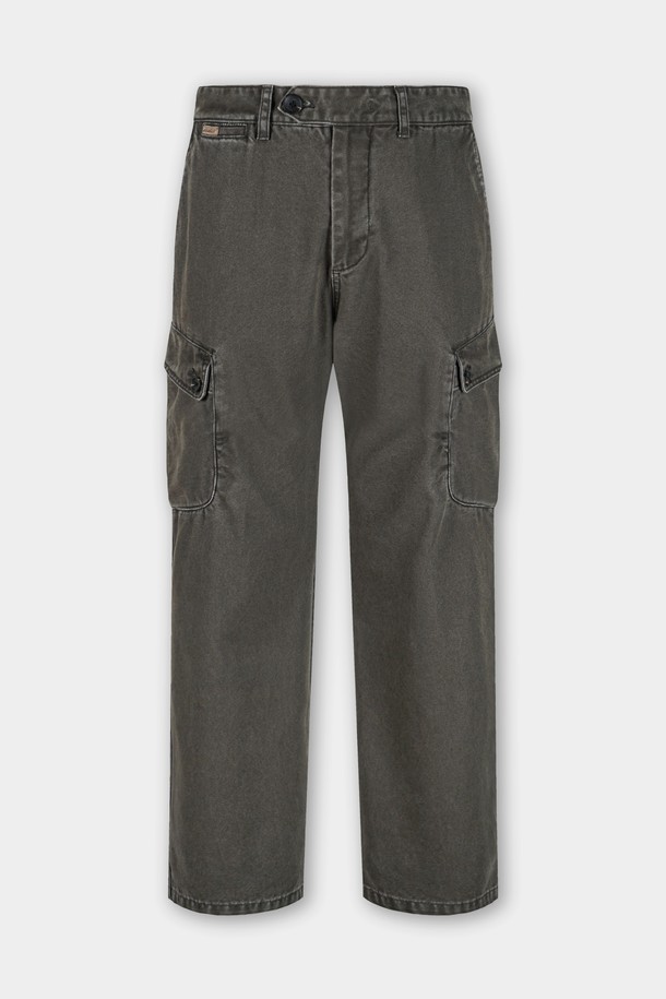 가먼트워싱 C.L핏 카고 치노 팬츠는 남성용 바지로, 캐주얼과 밀리터리 스타일을 동시에 즐길 수 있습니다. 면 소재에 레귤러핏으로 제작되어 편안한 착용감을 제공하며, 봄, 가을에 적합합니다. 카키와 올리브 두 가지 색상으로 출시되어, 출근룩이나 캠핑룩 등 다양한 TPO에 활용 가능합니다. 워크웨어 스타일을 선호하는 분들에게 특히 추천하며, 카고 포켓과 가먼트워싱 디테일이 특징입니다.
