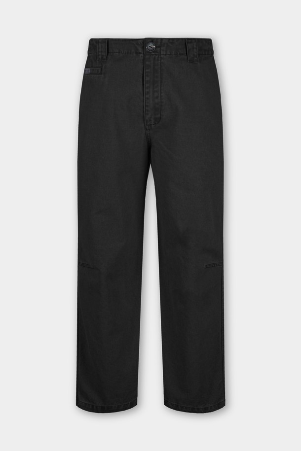 가먼트워싱 다트 트윌 C.L핏 치노 팬츠는 남성용 바지로, 캐주얼, 미니멀, 클래식 스타일을 아우르는 활용도 높은 아이템입니다. 봄, 가을에 적합하며, 일상 및 출근룩으로 모두 잘 어울립니다. 부드러운 면 소재에 가먼트워싱 기법을 더해 자연스러운 핏과 편안한 착용감을 선사합니다. 레귤러핏으로 제작되었으며, 다트 디테일이 더해져 세련된 디자인을 완성합니다. 블랙 컬러의 긴 기장 바지로, 어떤 상의와도 쉽게 매치하여 다양한 스타일을 연출할 수 있습니다.
