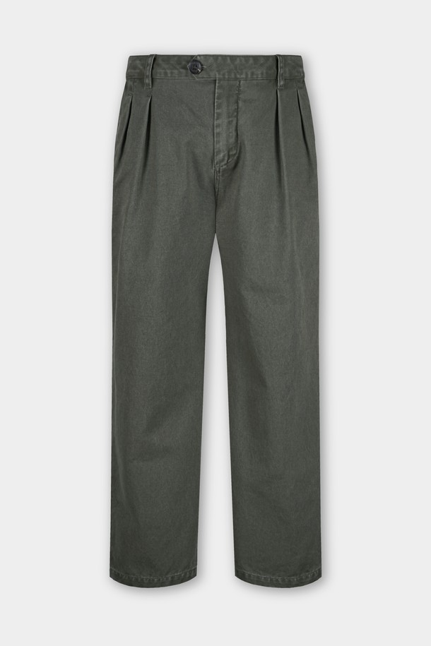 가먼트워싱 트윌 C.L핏 투턱 치노 팬츠는 남성을 위한 베이직하고 캐주얼한 스타일의 치노 팬츠입니다. 봄, 여름, 가을에 적합하며, 면 소재로 제작되어 부드러운 촉감을 선사합니다. 레귤러핏으로 편안하게 착용 가능하며, 가먼트워싱 기법과 투턱 디테일이 특징입니다. 카키와 올리브 두 가지 색상으로 출시되어 출근룩, 비즈니스 캐주얼, 캐주얼, 클래식, 미니멀 스타일을 모두 소화할 수 있습니다.
