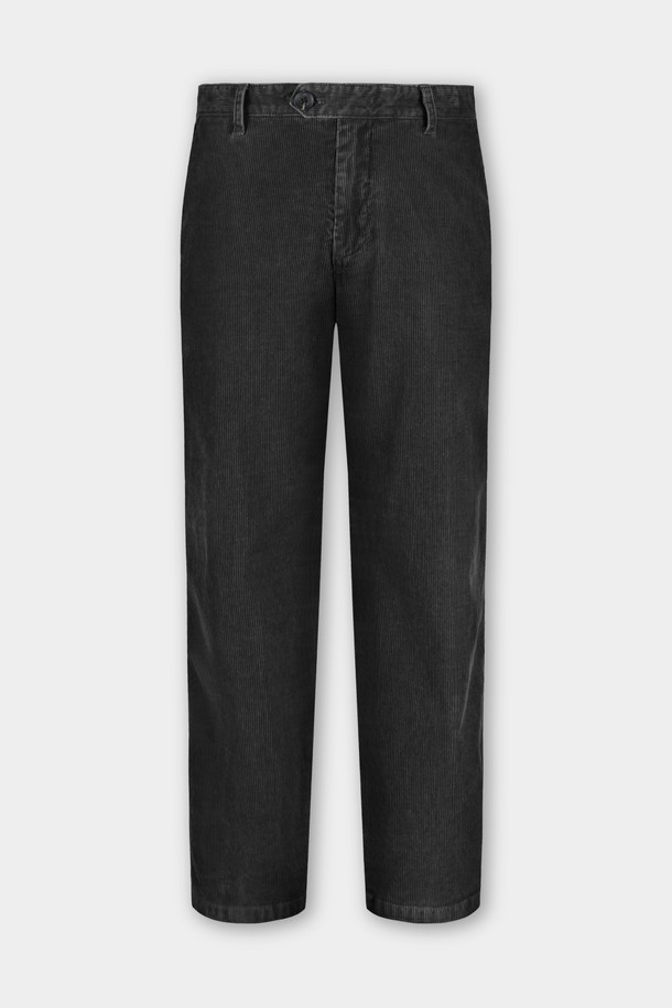 가먼트워싱 코듀로이 R.C핏 치노 팬츠는 부드러운 촉감의 코듀로이 소재로 제작되어 봄, 가을에 착용하기 좋은 남성용 긴 바지입니다. 무지 디자인에 레귤러핏으로 제작되어 캐주얼, 베이직 스타일을 연출하며, 출근룩과 비즈니스 캐주얼에도 활용 가능합니다. 가먼트워싱 기법을 통해 자연스러운 질감을 더했으며, 두께감이 있어 더욱 안정감 있는 착용감을 선사합니다. 클래식, 미니멀 스타일을 즐겨 입는 분들께 추천하는 아이템입니다. 블랙 컬러로 어떤 상의에도 쉽게 매치할 수 있습니다.
