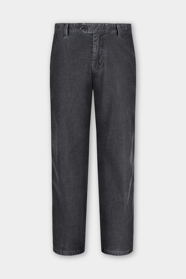 가먼트워싱 코듀로이 R.C핏 치노 팬츠는 남성용 바지로, 캐주얼, 클래식, 미니멀 스타일을 연출하기 좋습니다. 두께감 있는 코듀로이 소재에 가먼트워싱 기법을 더해 자연스러운 질감을 살렸습니다. 봄, 가을에 어울리는 긴 기장의 레귤러핏 팬츠로, 어떤 상의와도 쉽게 매치하여 편안하면서도 멋스러운 스타일을 완성할 수 있습니다. 블랙 컬러로 어떤 옷에도 잘 어울려 활용도가 높습니다.
