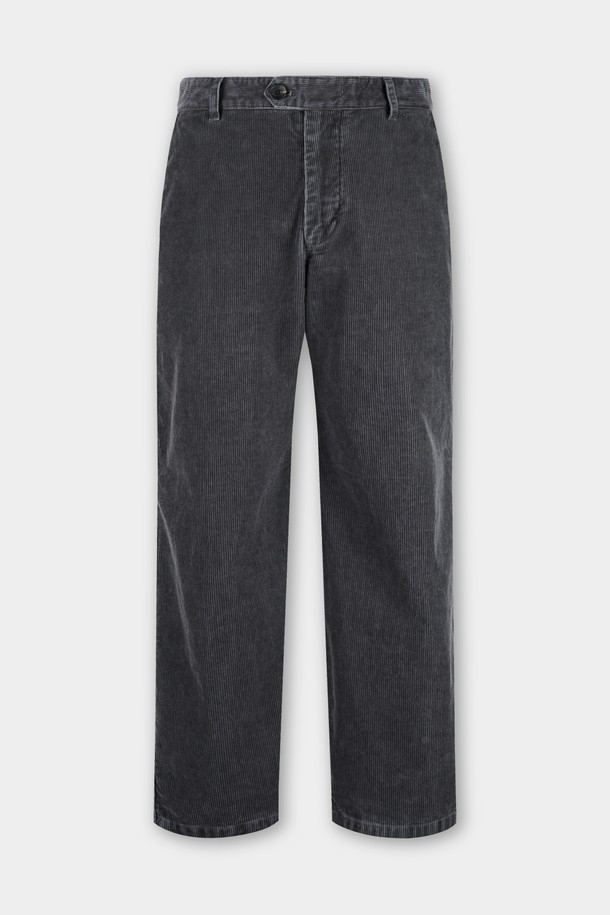 가먼트워싱 코듀로이 카펜터 C.L핏 치노 팬츠는 캐주얼, 클래식, 미니멀 스타일을 모두 아우르는 남성용 바지입니다. 부드러운 촉감의 코듀로이 소재에 가먼트워싱 기법을 더해 자연스러운 멋을 살렸습니다. 카펜터 스타일의 디자인에 레귤러핏으로 제작되어 편안한 착용감을 제공하며, 가을과 겨울철 출근룩에 적합합니다. 톤 다운된 그레이 컬러와 두꺼운 두께감으로 따뜻하고 세련된 분위기를 연출합니다.
