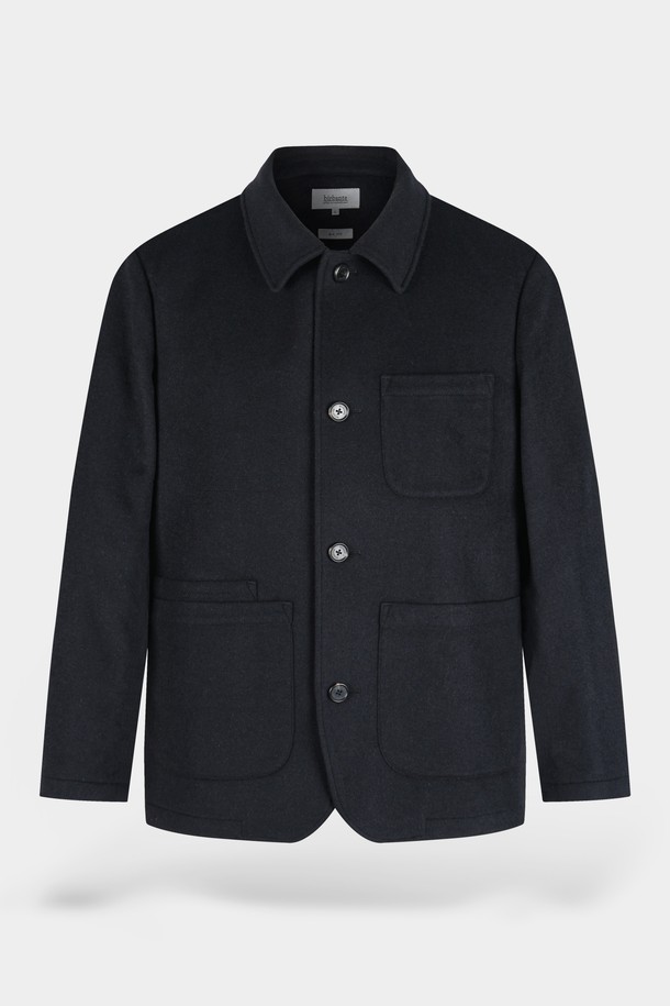 세련된 남성분들을 위한 울 블렌드 퀼팅 재킷입니다. 가을, 겨울 시즌에 어울리는 두꺼운 두께감과 긴 소매 기장으로 따뜻함을 선사합니다. 클래식, 미니멀, 시크한 스타일을 모두 아우르며, 출근룩, 비즈니스 캐주얼, 모임룩 등 TPO에 구애받지 않고 폭넓게 활용할 수 있습니다. 무지 패턴의 블랙 컬러로 어떤 옷에도 쉽게 매치할 수 있으며, 레귤러 핏과 싱글 버튼 여밈 방식으로 편안한 착용감을 제공합니다. 퀄팅 디테일과 포켓 디테일이 돋보이는 디자인으로, 울 소재 특유의 고급스러운 분위기를 연출합니다.
