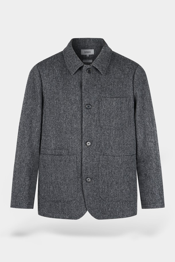 세련된 남성미를 더하는 울 블렌드 퀼팅 재킷입니다. 클래식하고 미니멀한 디자인으로, 가을과 겨울에 따뜻함과 스타일을 동시에 잡을 수 있습니다. 차분한 그레이 컬러와 싱글 버튼 여밈 방식이 세련된 분위기를 연출하며, 레귤러 핏 디자인으로 편안한 착용감을 선사합니다. 출근룩, 비즈니스 캐주얼, 모임룩 등 다양한 TPO에 활용 가능하며, 퀄팅 디테일이 고급스러움을 더합니다. 울 소재 특유의 부드러운 촉감과 보온성을 느껴보세요.
