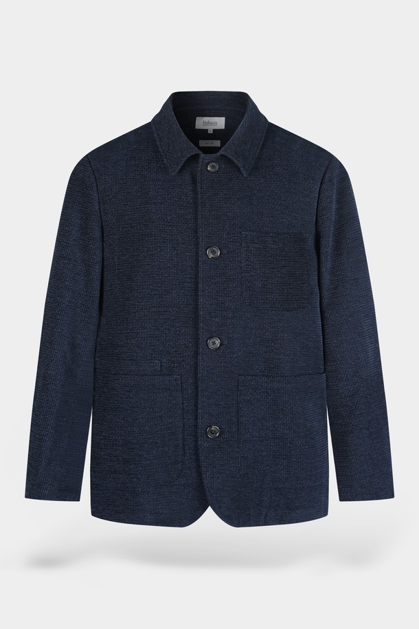 네이비 컬러의 울 블렌드 퀼팅 재킷입니다. 가을과 겨울에 착용하기 좋은 두꺼운 두께감으로, 부드러운 촉감이 특징입니다. 클래식하고 미니멀한 스타일을 추구하는 남성분들께 추천하며, 싱글 버튼 여밈과 레귤러핏 디자인으로 제작되었습니다. 퀼팅 디테일이 돋보이며, 출근룩, 비즈니스 캐주얼, 모임룩 등 다양한 TPO에 활용 가능합니다. 긴 소매 기장의 레귤러 기장 재킷으로, 울 소재 특유의 고급스러운 분위기를 연출합니다.
