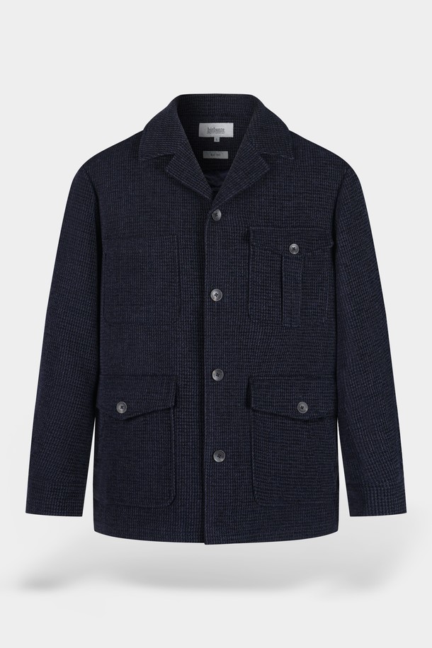 네이비 컬러의 울(Wool) 소재를 사용한 남성용 멀티 포켓 퀼팅 재킷입니다. 가을과 겨울에 착용하기 적합하며, 클래식하고 미니멀한 스타일을 연출합니다. 넉넉한 수납을 위한 멀티 포켓 디자인이 특징이며, 레귤러 핏으로 제작되었습니다. 버튼 여밈 방식과 긴 소매 기장으로, 출근룩이나 비즈니스 캐주얼에 활용하기 좋습니다. 두꺼운 두께감으로 따뜻함을 더했습니다.
