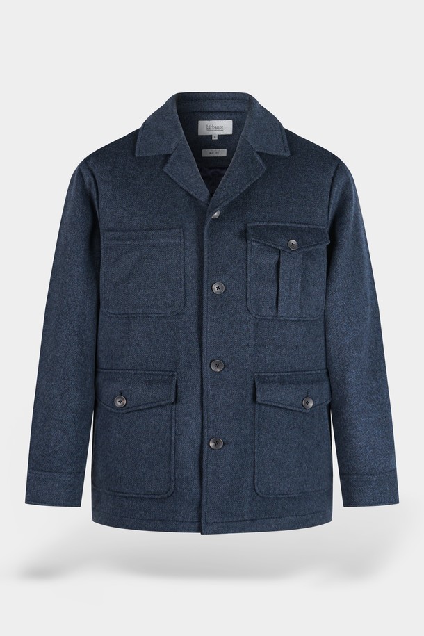 네이비 컬러의 울 멀티 포켓 퀼팅 재킷입니다. 가을, 겨울 시즌에 어울리는 두꺼운 두께감과 클래식, 베이직 스타일로 제작되었습니다. 싱글 버튼 여밈 방식과 레귤러핏으로 제작되어 편안한 착용감을 제공하며, 퀼팅 디자인이 돋보입니다. 넉넉한 수납을 위한 멀티 포켓 디테일이 특징이며, 출근룩, 비즈니스 캐주얼, 모임룩 등 다양한 TPO에 활용 가능합니다. 미니멀하고 시크한 스타일을 연출하기 좋습니다.
