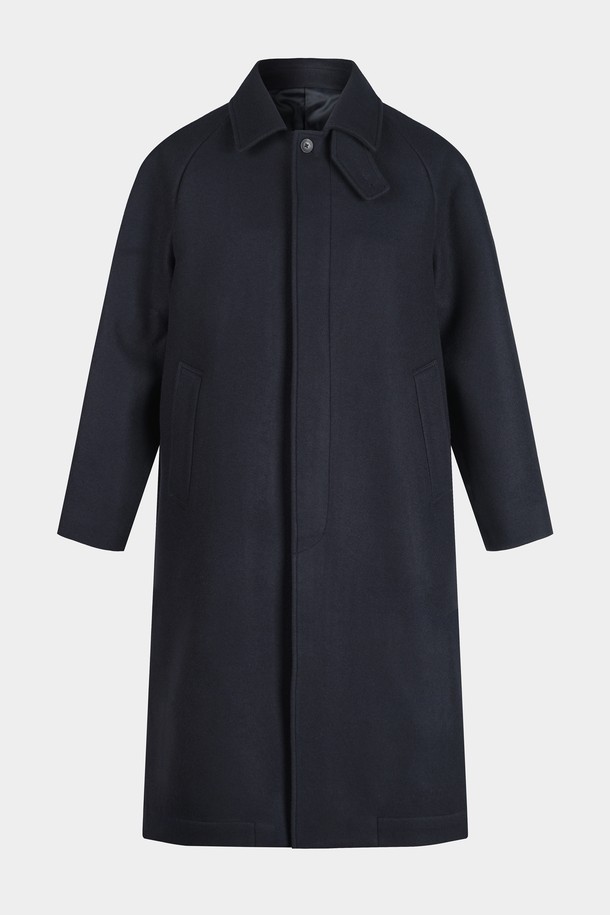 **울 블렌드 발마칸 코트**는 남성용 아우터로, 가을과 겨울철에 적합한 두꺼운 울 소재의 발마칸 코트입니다. 블랙과 네이비 두 가지 색상으로 출시되었으며, 클래식하고 미니멀한 스타일을 연출합니다. 레귤러핏의 레귤러 기장으로 제작되었으며, 싱글 버튼 여밈 방식과 칼라, 포켓 디테일이 특징입니다. 출근룩, 비즈니스 캐주얼, 모임룩 등 다양한 TPO에 활용 가능하며, 미니멀하고 시크한 스타일을 선호하는 남성에게 적합합니다.
