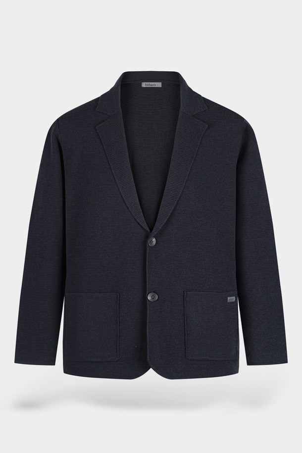 부드러운 촉감의 네이비 컬러 소프트 워셔블 재킷 가디건입니다. 봄, 가을에 어울리는 얇은 두께감의 레귤러핏 긴소매 가디건으로, 베이직하고 캐주얼한 스타일을 연출합니다. 폴리에스테르 소재로 제작되어 편안한 착용감을 제공하며, 브이넥 디자인과 버튼 여밈 방식으로 세련된 느낌을 더합니다. 워셔블 기능으로 관리가 용이하여 출근룩, 캐주얼, 미니멀, 클래식 등 다양한 스타일에 활용하기 좋습니다.

