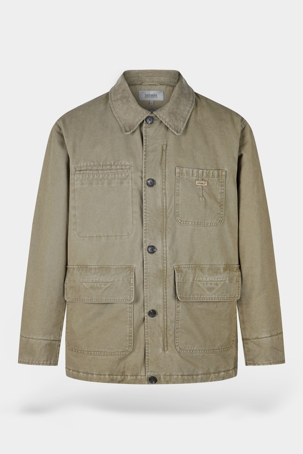 가먼트워싱 트윌 패딩 워크 재킷은 남성용 아우터로, 가을과 겨울에 따뜻하게 착용하기 좋습니다. 베이지 및 카키 두 가지 색상으로 출시되었으며, 캐주얼 및 워크웨어 스타일을 선호하는 분들께 추천합니다. 무지 패턴의 레귤러핏 디자인과 버튼 여밈 방식으로, 출근룩과 캠핑룩 모두에 활용 가능합니다. 트윌 소재에 가먼트워싱, 패딩, 포켓 디테일이 더해져 기능성과 디자인을 동시에 잡았으며, 긴 소매 기장과 두꺼운 두께감으로 보온성을 높였습니다.
