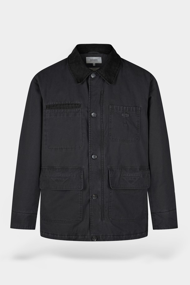 가먼트워싱 기법으로 제작된 블랙 컬러의 트윌 패딩 워크 재킷입니다. 잦은 착용에도 변형이 적은 튼튼한 트윌 소재에, 보온성을 높여주는 패딩 안감을 더해 가을과 겨울 시즌에 적합합니다. 레귤러핏으로 제작되어 편안한 착용감을 선사하며, 버튼 여밈 방식과 워크자켓 특유의 포켓 디테일이 돋보입니다. 출근룩은 물론 캐주얼, 워크웨어, 미니멀 스타일까지 소화 가능한 활용도 높은 아이템입니다.
