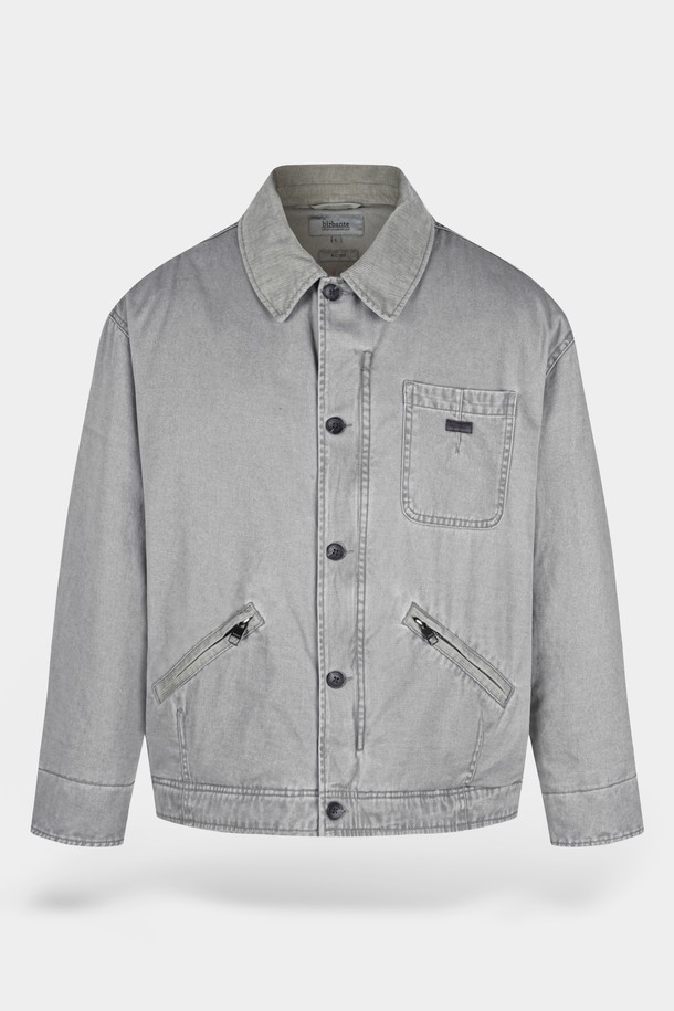 가먼트워싱 트윌 패딩 블루종 재킷은 남성용 아우터로, 가을과 겨울에 착용하기 좋습니다. 무지 디자인의 레귤러핏 블루종 스타일로, 버튼 여밈 방식을 갖추고 있습니다. 두꺼운 두께감으로 따뜻함을 제공하며, 캐주얼 및 베이직 스타일을 연출하기 용이합니다. 가먼트워싱 기법과 패딩 충전재를 사용하여 편안함과 보온성을 높였습니다. 
그레이 컬러의 긴소매 재킷으로, 일상생활에서 폭넓게 활용할 수 있습니다.
