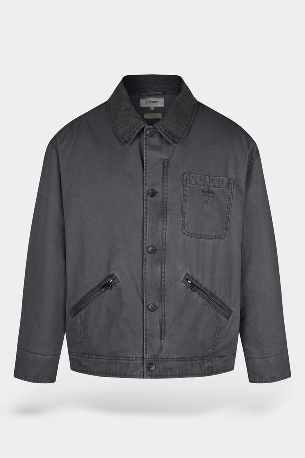 가먼트워싱 트윌 패딩 블루종 재킷은 남성용 아우터로, 캐주얼, 미니멀, 클래식 스타일을 아우릅니다. 가을과 겨울에 적합하며, 두꺼운 두께감으로 따뜻함을 제공합니다. 블루 컬러의 무지 디자인에 레귤러핏으로 제작되어 편안한 착용감을 선사하며, 집업 여밈 방식과 긴 소매 기장이 특징입니다. 가먼트워싱 기법을 통해 자연스러운 질감을 살린 트윌 소재의 패딩 재킷입니다.
