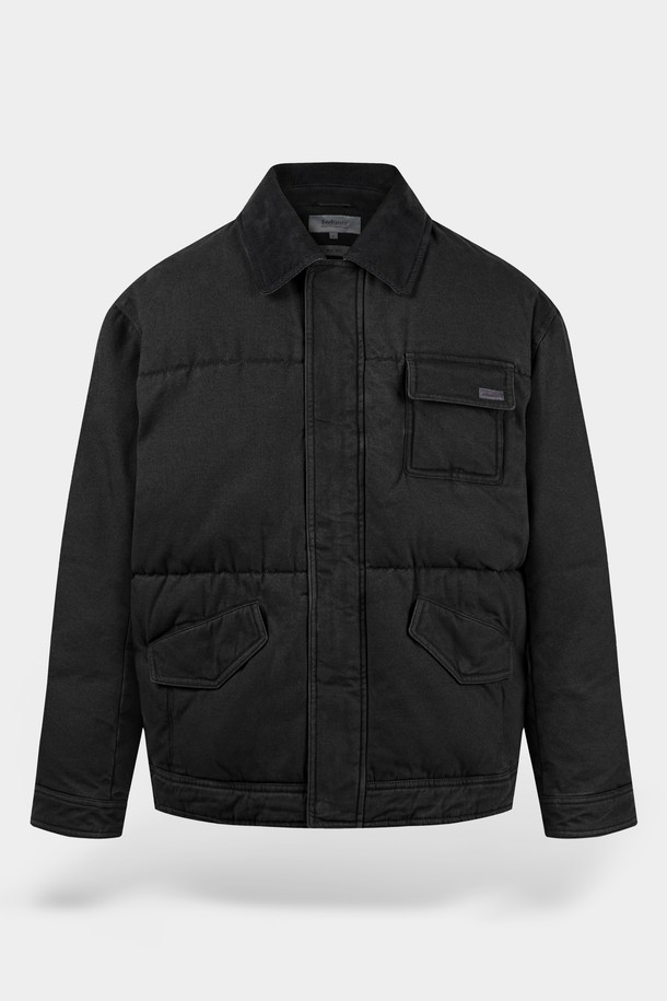 가먼트워싱 덕다운 하프 패딩은 겨울철 보온성을 책임지는 남녀 공용 아우터입니다. 캐주얼, 베이직 스타일을 기반으로 한 무지 디자인으로, 다양한 스타일에 매치하기 용이합니다. 가먼트워싱 기법으로 제작되어 자연스러운 질감을 선사하며, 레귤러핏 디자인으로 편안한 착용감을 제공합니다. 넉넉한 두께감과 덕다운 충전재로 뛰어난 보온성을 제공하며, 경량 소재를 사용하여 활동성을 높였습니다. 하프 기장의 집업 스타일 패딩으로, 긴 소매를 갖추어 겨울철 따뜻함을 더합니다.
