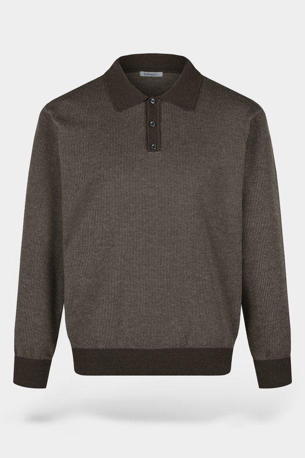**소프트 워셔블 투톤 카라 니트**는 남성을 위한 캐주얼 및 베이직 스타일의 긴소매 니트입니다. 가을과 겨울에 적합하며, 부드러운 촉감의 니트 소재로 제작되었습니다. 중간 두께의 레귤러핏으로, 브라운과 그레이 투톤 컬러가 세련된 디자인을 연출합니다. 워셔블 기능으로 편안하게 관리할 수 있으며, 카라 디테일이 클래식한 무드를 더합니다.
