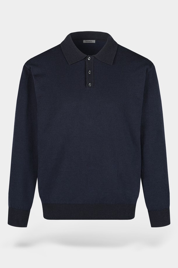 **소프트 워셔블 투톤 카라 니트**는 부드러운 촉감의 워셔블 니트 소재로 제작되어 봄, 가을 간절기에 활용하기 좋은 제품입니다. 베이직하고 캐주얼한 스타일로, 레귤러 핏에 카라넥 디자인이 특징이며, 네이비 컬러의 무지 패턴으로 다양한 룩에 매치하기 용이합니다. 긴 소매 기장으로 포멀한 출근룩이나 비즈니스 캐주얼 스타일에도 적합하며, 캐주얼, 클래식, 미니멀 스타일을 즐겨 입는 분들께 추천합니다. 투톤 디자인으로 은은한 포인트를 더하여 세련된 분위기를 연출합니다.
