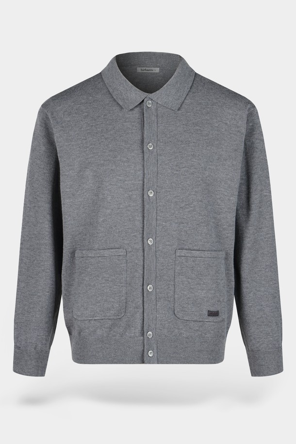 부드러운 촉감의 소프트 워셔블 카라 가디건입니다. 베이직하고 캐주얼한 스타일로, 봄, 가을에 활용하기 좋습니다. 레귤러핏에 긴 소매 기장으로 제작되었으며, 무지 디자인과 그레이 컬러로 어떤 옷에도 쉽게 매치할 수 있습니다. 버튼 여밈 방식과 포켓 디테일이 있으며, 출근룩이나 비즈니스 캐주얼에도 잘 어울립니다. 니트 소재로 제작되어 편안하게 착용할 수 있습니다.
