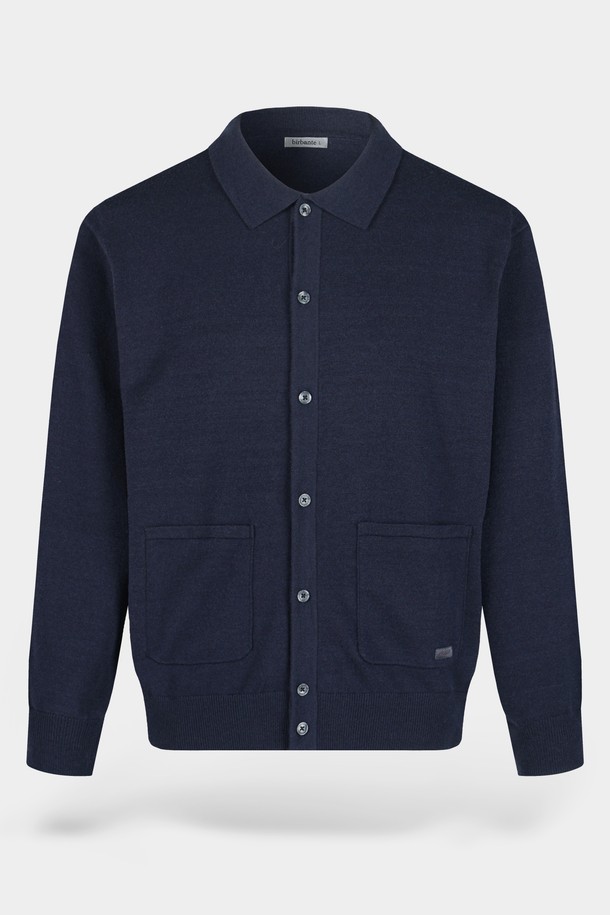 **소프트 워셔블 카라 가디건**은 부드러운 촉감의 니트 소재로 제작되어 편안한 착용감을 선사합니다. 차분하고 세련된 네이비 컬러에 베이직하고 클래식한 디자인으로 **출근룩, 오피스룩, 데이트룩** 등 다양한 TPO에 활용 가능합니다. 봄, 가을 간절기에 활용하기 좋은 얇은 두께의 긴 소매 **레귤러핏** 가디건이며, **워셔블** 기능으로 관리가 용이합니다. 카라 디자인과 버튼 디테일이 돋보이며, **클래식, 미니멀, 캐주얼** 스타일을 즐겨 입는 여성분들께 추천합니다.
