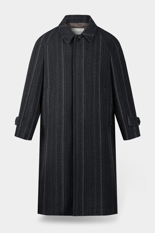 이 울 블렌드 스트라이프 발마칸 코트는 클래식하고 베이직한 스타일을 추구하는 분들을 위한 아우터입니다. 봄, 가을, 겨울 세 계절 모두 착용 가능하며, 일상, 출근룩, 비즈니스 캐주얼, 모임룩 등 다양한 TPO에 적합합니다. 릴랙스핏과 레귤러핏으로 편안한 착용감을 선사하며, 두꺼운 울 블렌드 소재로 제작되어 보온성을 높였습니다. 블랙 컬러에 롱 기장, 버튼 여밈 방식, 긴 소매, 발마칸 코트 타입, 스트라이프 패턴이 특징이며 미니멀하고 시크한 스타일을 연출하기 좋습니다.
