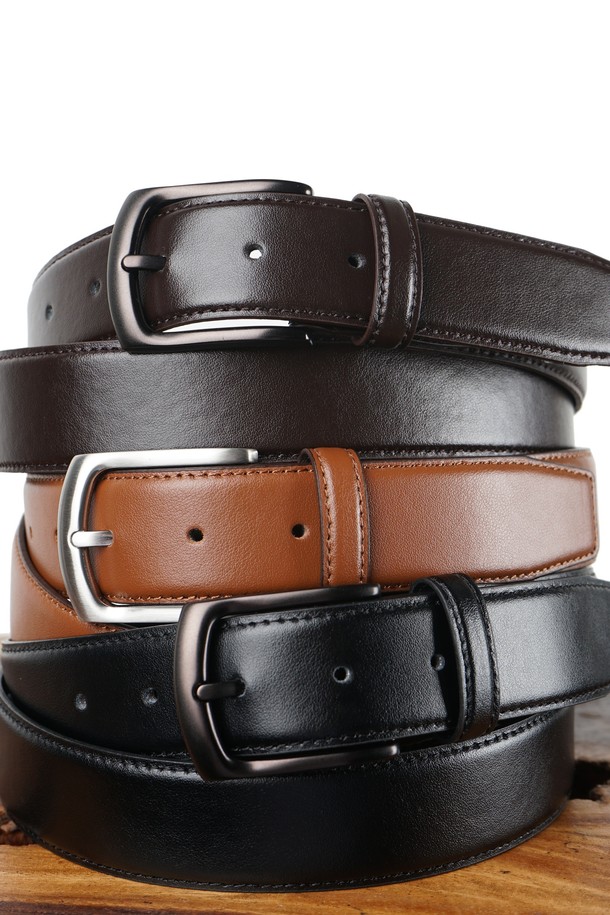 **클래식 리얼 레더 벨트**

클래식한 디자인과 미니멀한 스타일을 추구하는 남녀 모두를 위한 소가죽 벨트입니다. 블랙, 다크브라운, 카멜 3가지 색상으로 출시되어 어떤 옷에도 매치하기 용이합니다. 두꺼운 두께의 부드러운 소가죽 소재로 제작되어 고급스러운 촉감을 선사하며, 버클 여밈 방식으로 편안하게 착용할 수 있습니다. 스크류드라이버를 사용하여 길이를 조절할 수 있으며, 스크래치에 강한 메탈 버클과 클린한 실루엣, 내구성 있는 마감 처리가 특징입니다. 오피스룩, 비즈니스 캐주얼, 출근룩 등 다양한 TPO에 활용하여 시크하고 세련된 스타일을 연출해보세요.

